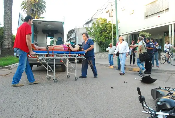 Chocó un camión y una camioneta, y a los pocos minutos volcó un camión
