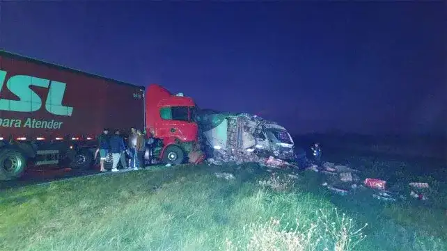 Dos camiones chocaron de frente: un hombre perdió la vida