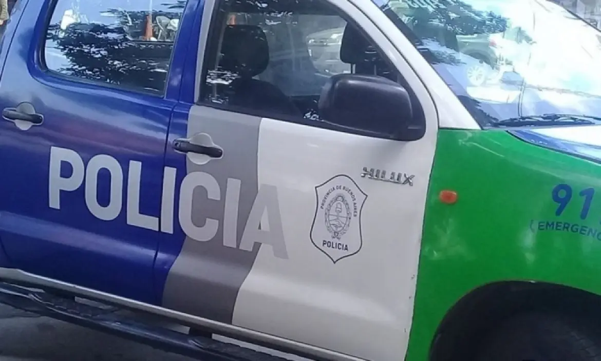 Los aprehendidos fueron trasladados por una patrulla a una dependencia policial.