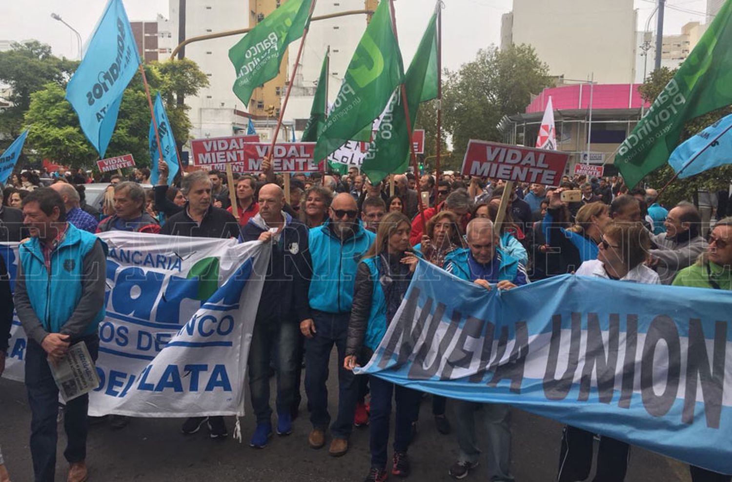 Contundente movilización de bancarios por las calles de la ciudad