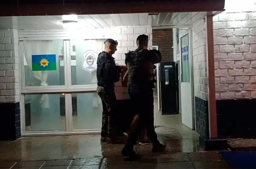 Le arrojaba elementos a los autos que pasaban: fue detenido