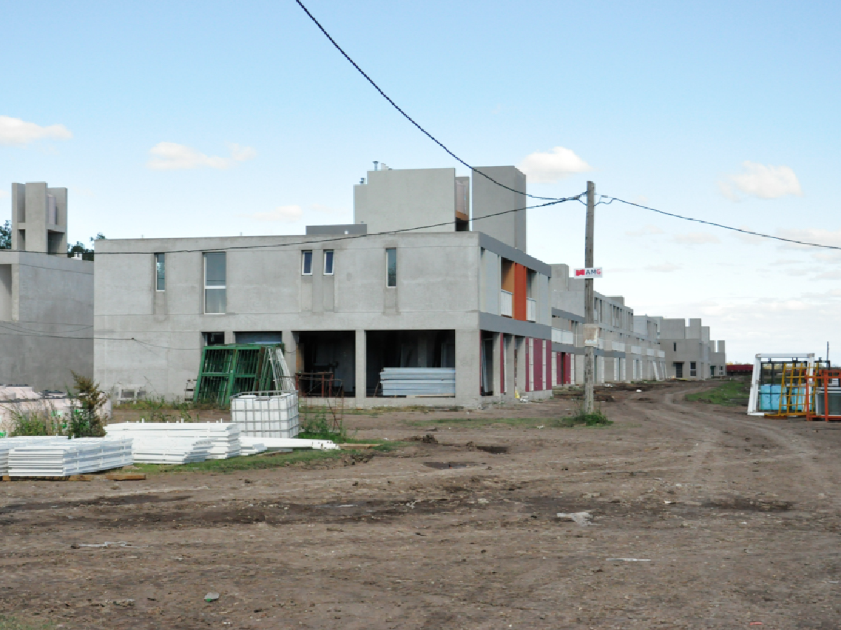 García Aresca se reunió con la empresa constructora de las 430 viviendas para agilizar la obra y los servicios 