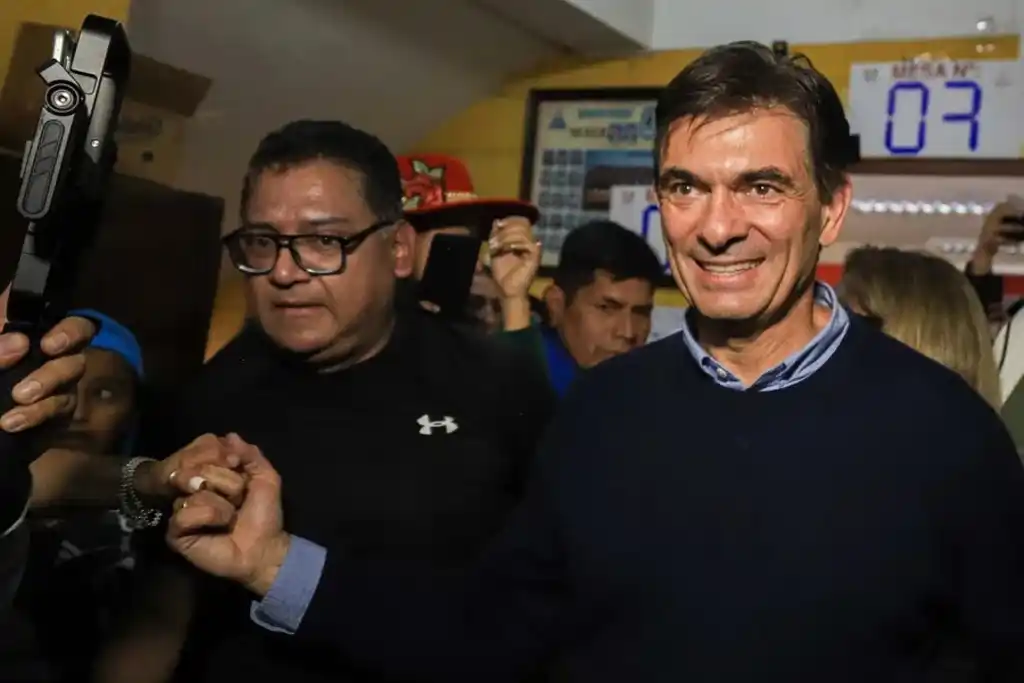 Rodrigo Paz, saluda este domingo, en la segunda vuelta electoral, en La Paz (Bolivia). EFE