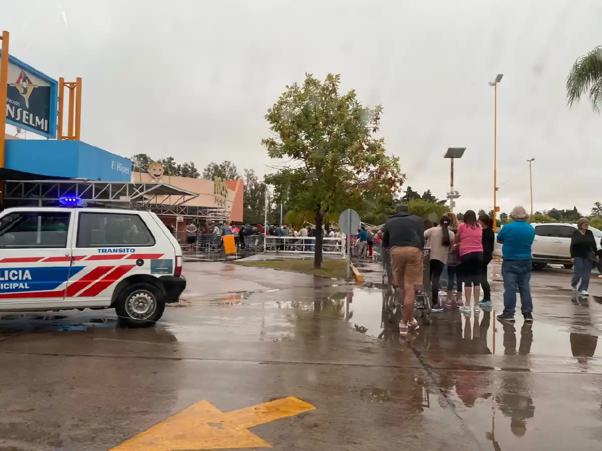 La gente se agolpó y rompieron una puerta del hipermercado 