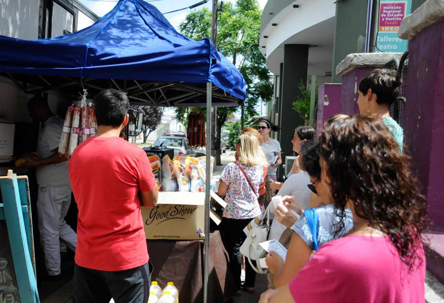 Gran cantidad de gente aprovechó los precios accesibles del camión de la economía popular