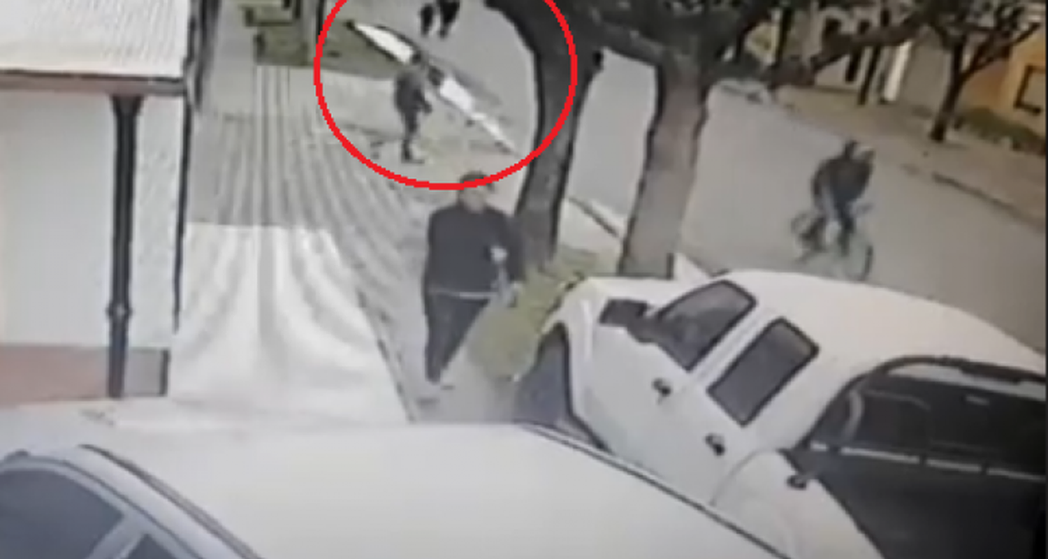 Llevaba al nene al jardín y la asaltaron en la vía pública