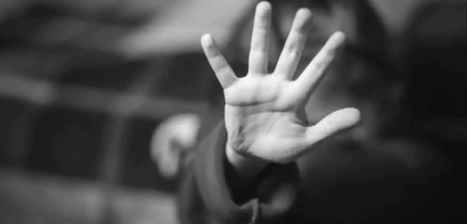 Abusó sexualmente de los hijos de su pareja más de 40 veces