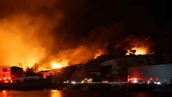Devastador incendio en Japón: al menos un muerto y más de 170 edificios destruidos