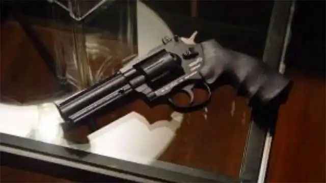 Delincuentes robaron un celular y se olvidaron el arma sobre la mesa