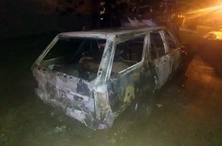 Le robaron el auto en Echesortu y a las 24 horas la policía encontró el vehículo incendiado