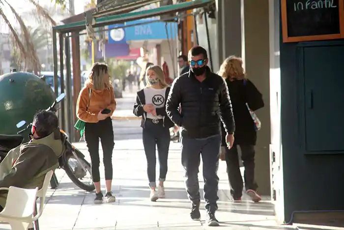 Autorizaron a los comercios a abrir todos los días hasta las 21