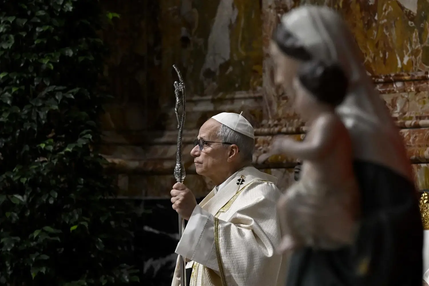 El papa León XIV lamenta ante los cardenales que la Iglesia «cerrase la puerta» a las víctimas de abusos. EFE