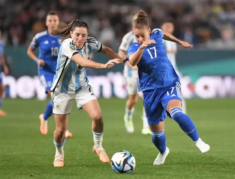 Argentina, sobre el final, perdió ante Italia en el debut mundialista