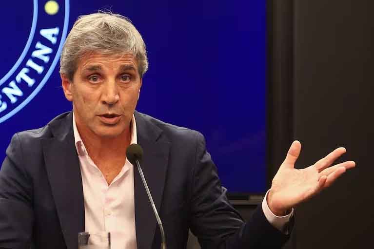 Caputo negó un canje de bonos y confirmó que en enero se pagarán US$ 4.000 en vencimientos