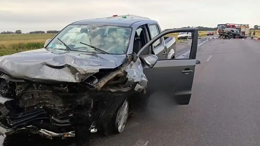 Uno de los vehículos involucrados en el choque frontal, luego del brutal impacto.