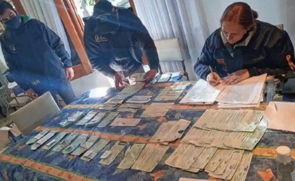 Detienen a estafadores que compraban autos con cheques adulterados