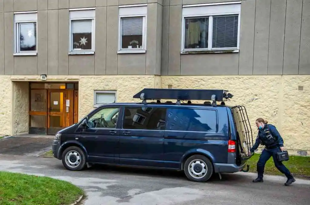 Detuvieron a una madre por encerrar a su hijo durante casi 30 años en Suecia