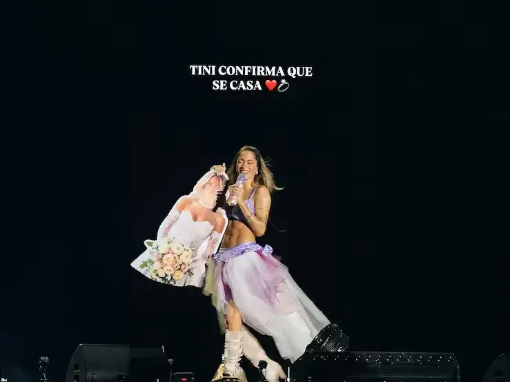 La cantante volvió a referirse a su casamiento al agarrar un cartel que realizó uno de sus fans en Ecuador