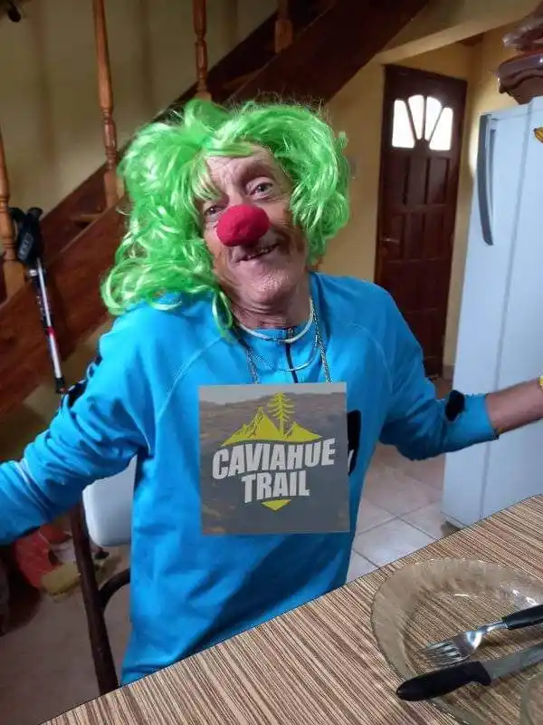 Con su peluca, listo para la carrera-