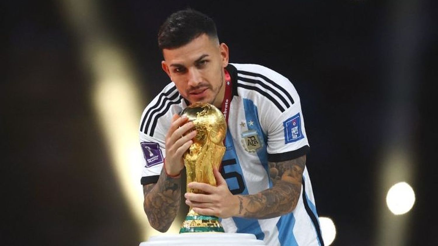 Paredes llega a Argentina y Boca lo presentará mañana