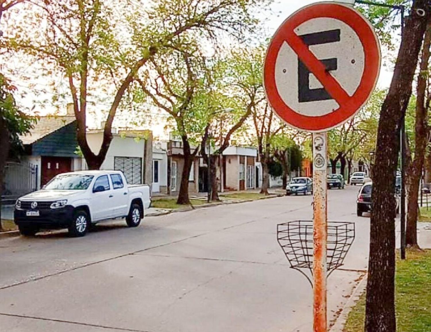 El Ejecutivo y el Concejo acordaron el estacionamiento en una sola mano de avenida España