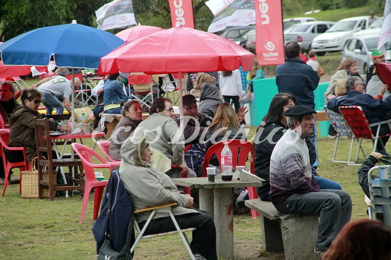 La fiesta del paseo de la ribera convocó a cientos de vecinos, pese a la lluvia