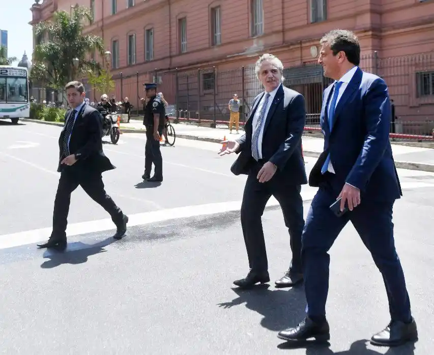 Fernández y Massa cruzaron caminando hacia el ministerio de Economía.