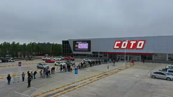 Abrió el supermercado más grande del país en Mar del Plata: Fila para ingresar y “pasillo de honor” para los clientes