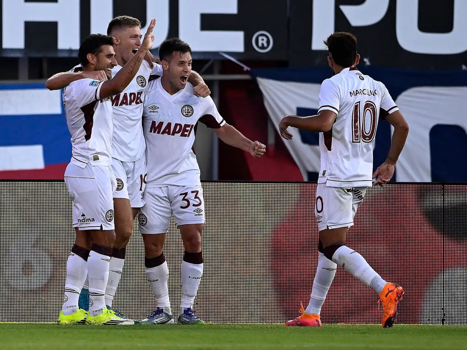 Lanús festeja en el Bajo Flores.
