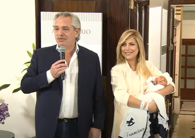Fabiola Yáñez y su hijo Francisco recibieron el alta y dejaron la clínica junto a Alberto Fernández