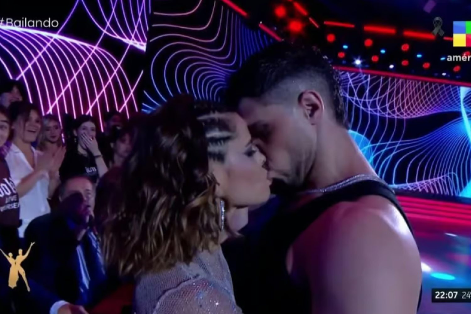 El tremendo beso entre El Conejo Quiroga y Martina Peña en el Bailando 2023