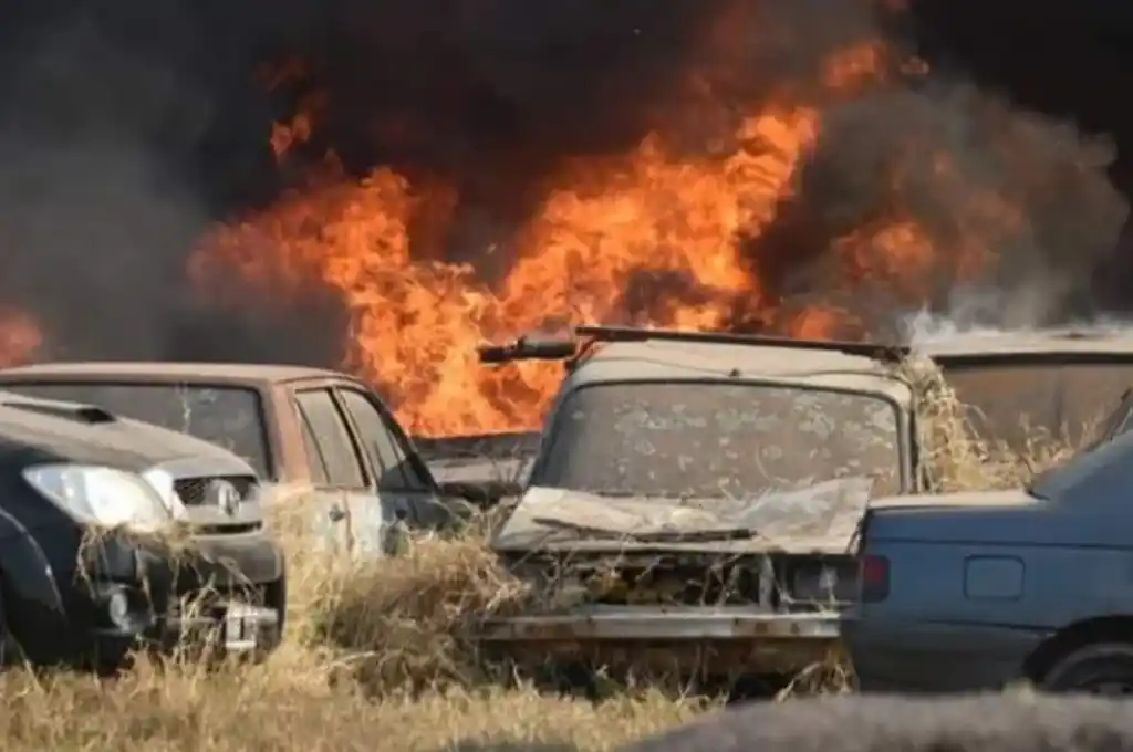 Un incendio en un depósito destruyó cientos de vehículos en Chaco