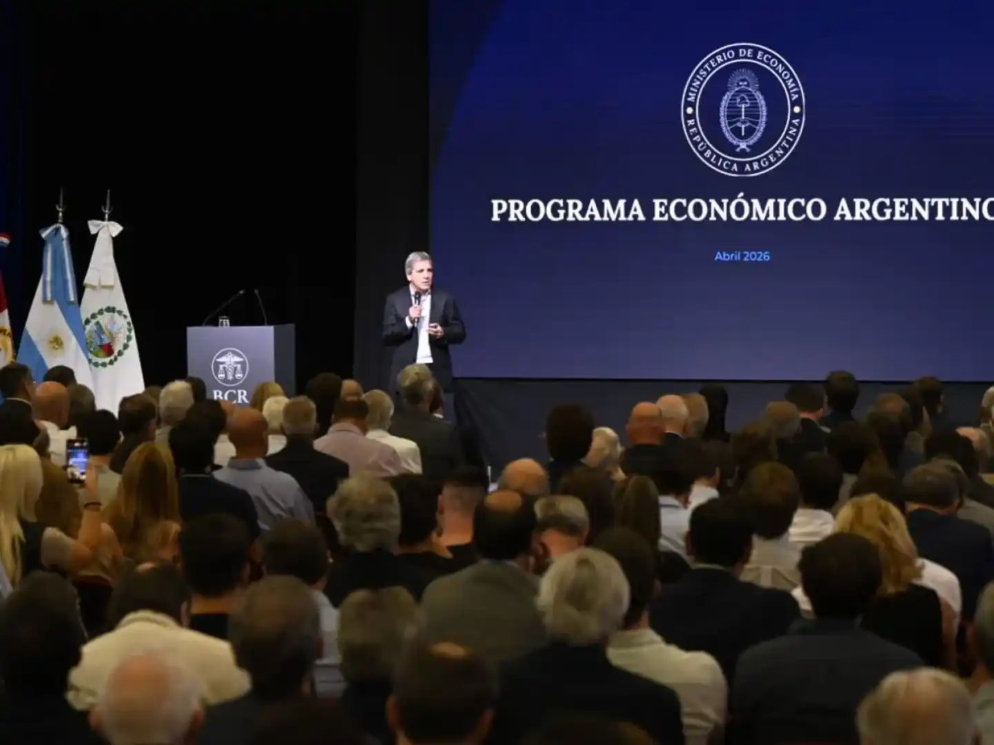Luis Caputo, ministro de Economía, al exponer en Rosario.