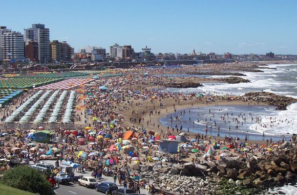 La administración del balneario afirmó que expulsó a la pareja gay "porque no son socios"