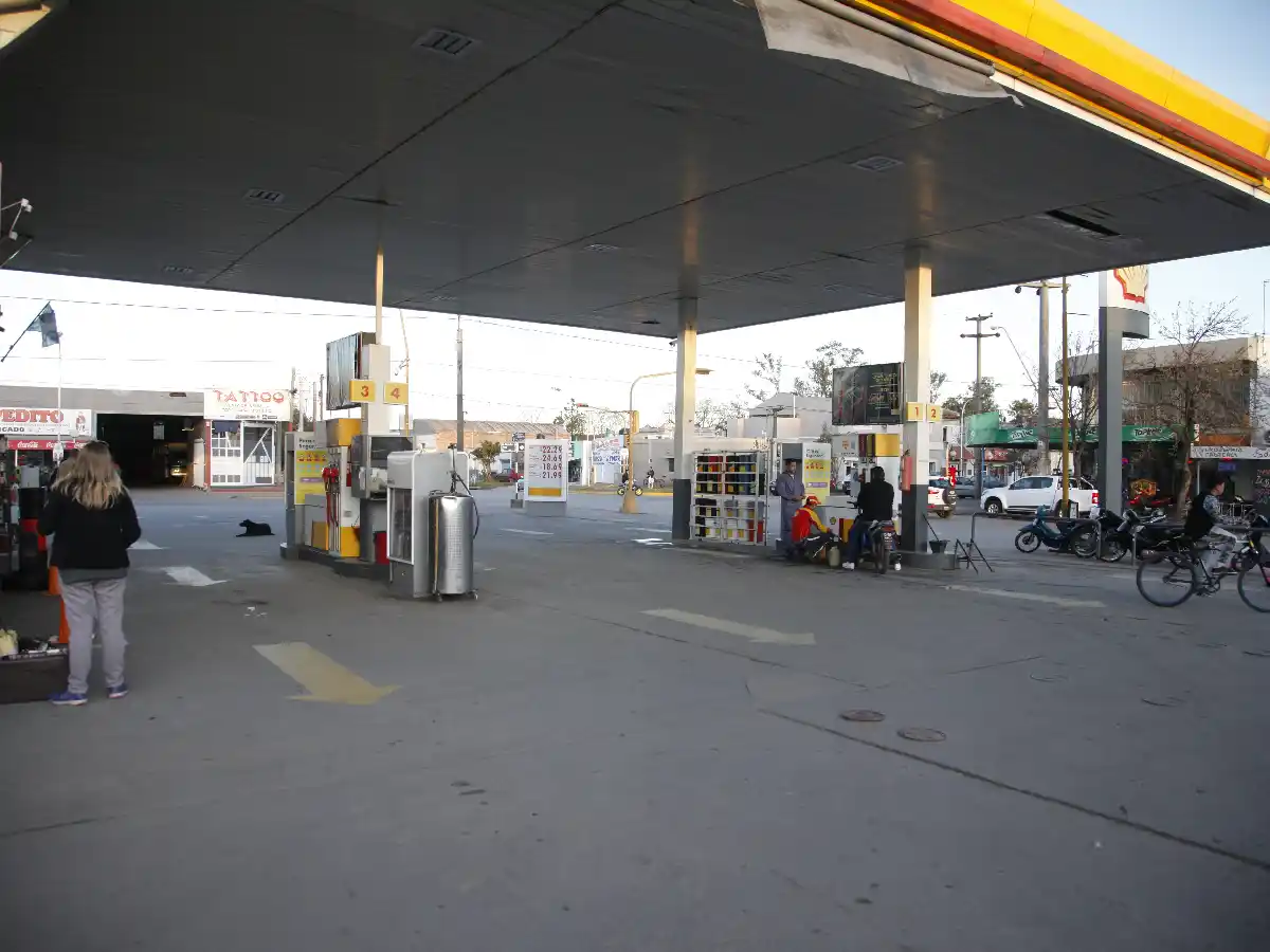 Por las subas en las naftas, hay 800 estaciones en riesgo