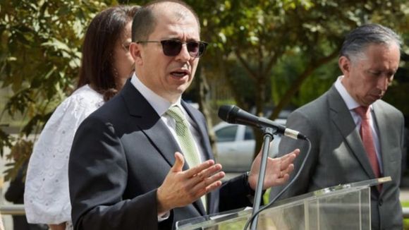 Fiscal General de Colombia teme por su vida y sacará a su familia del país tras polémica con Petro (VIDEO)