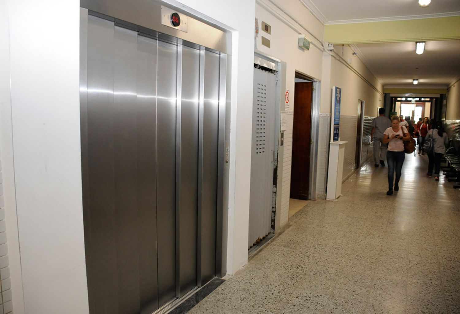 Uno de los nuevos ascensores del Hospital está operativo