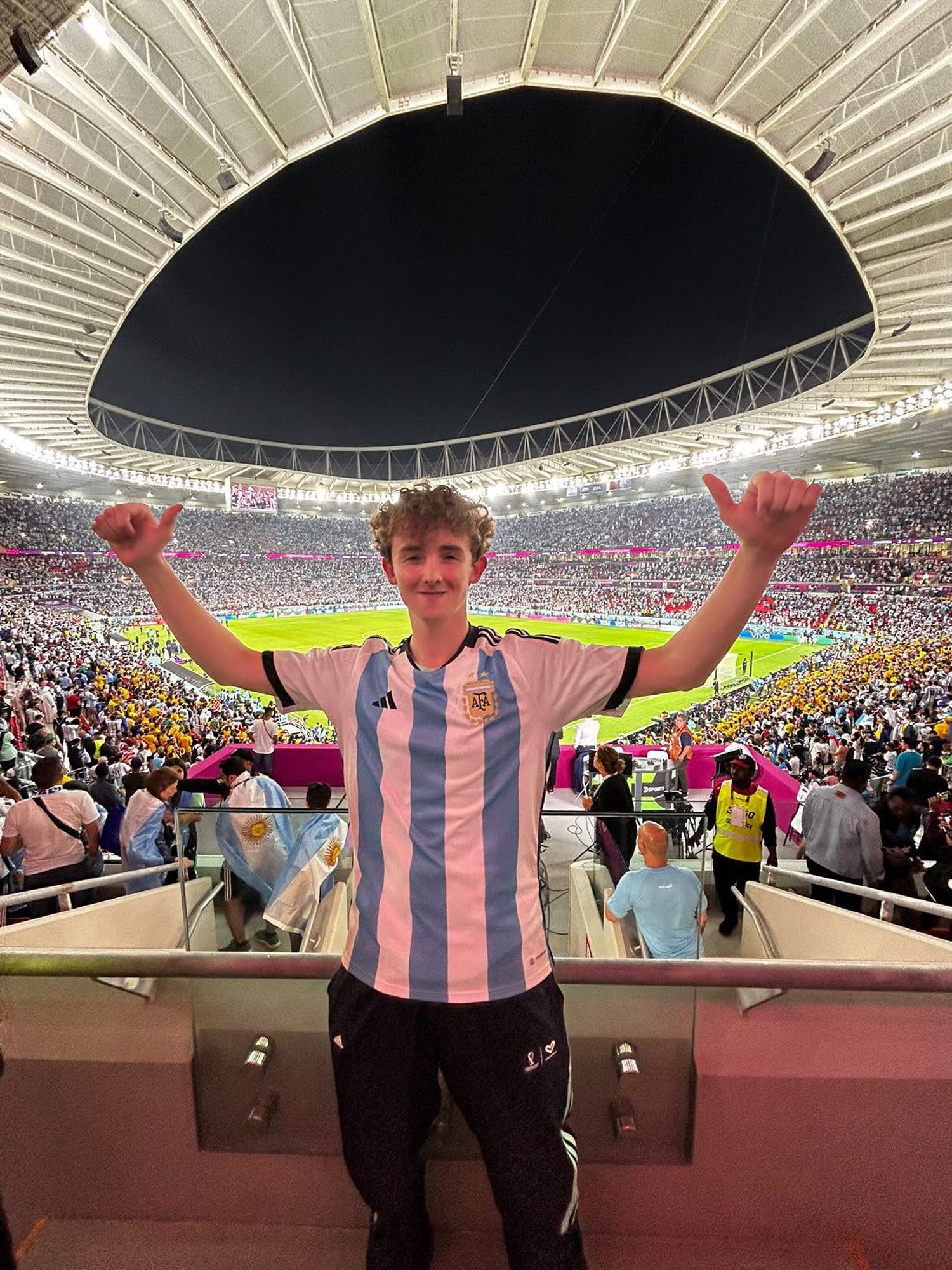 El joven juarense Facundo Ferro Molina, alentando a la selección en el Lusail Stadium.