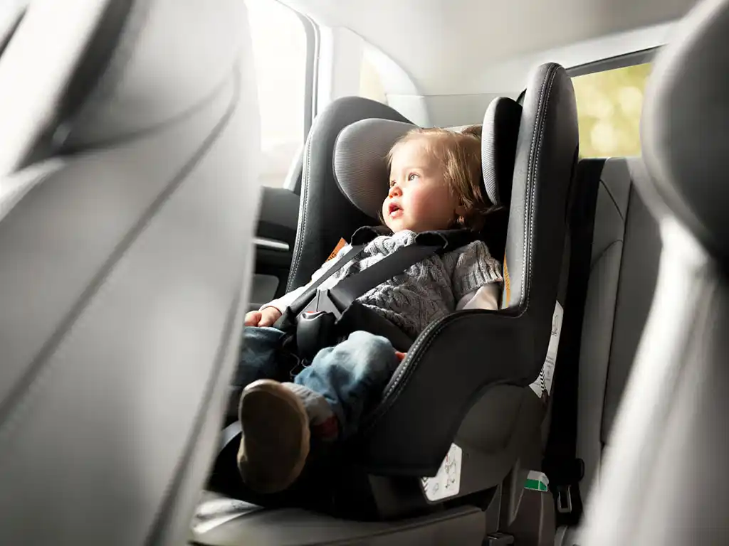 Será obligatorio que los chicos viajen en auto con sillita de seguridad