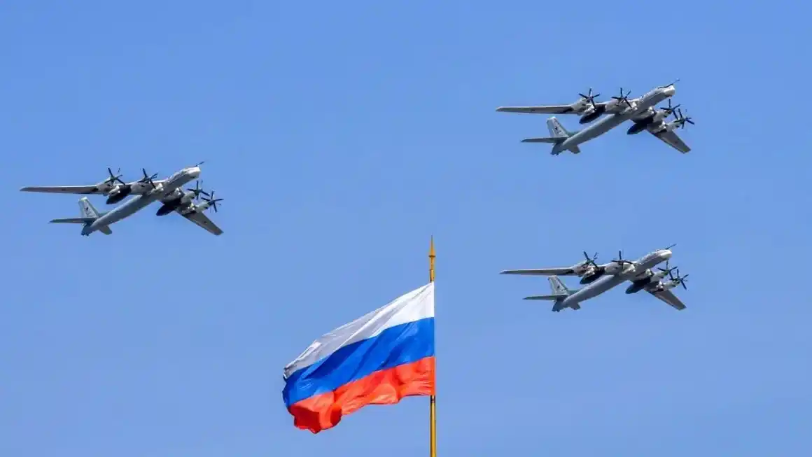 Bombarderos estratégicos rusos Tupolev Tu-95, como los atacados por Ucrania este domingo, sobrevuelan el Kremlin el 4 de mayo de 2018. YURI KADOBNOV/AFP/AFP via Getty Images