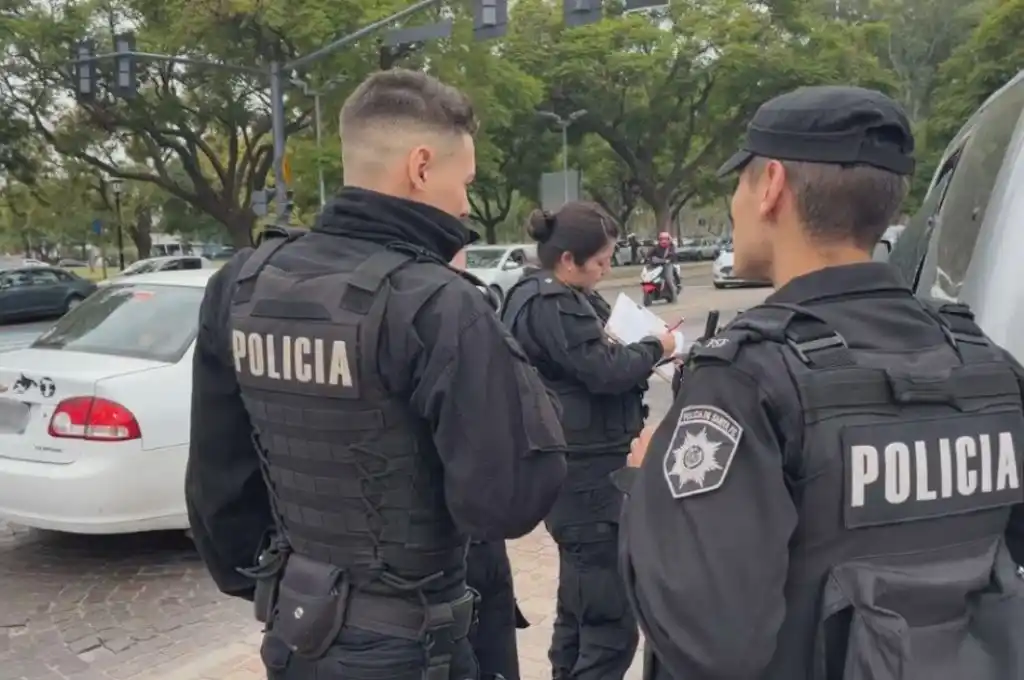 Rosario: salía de una financiera, lo siguieron, le rompieron el vidrio del auto y le robaron un millón de pesos