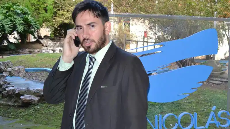 San Nicolás: Manejaba con su hijo en la falda y le quitaron la licencia 