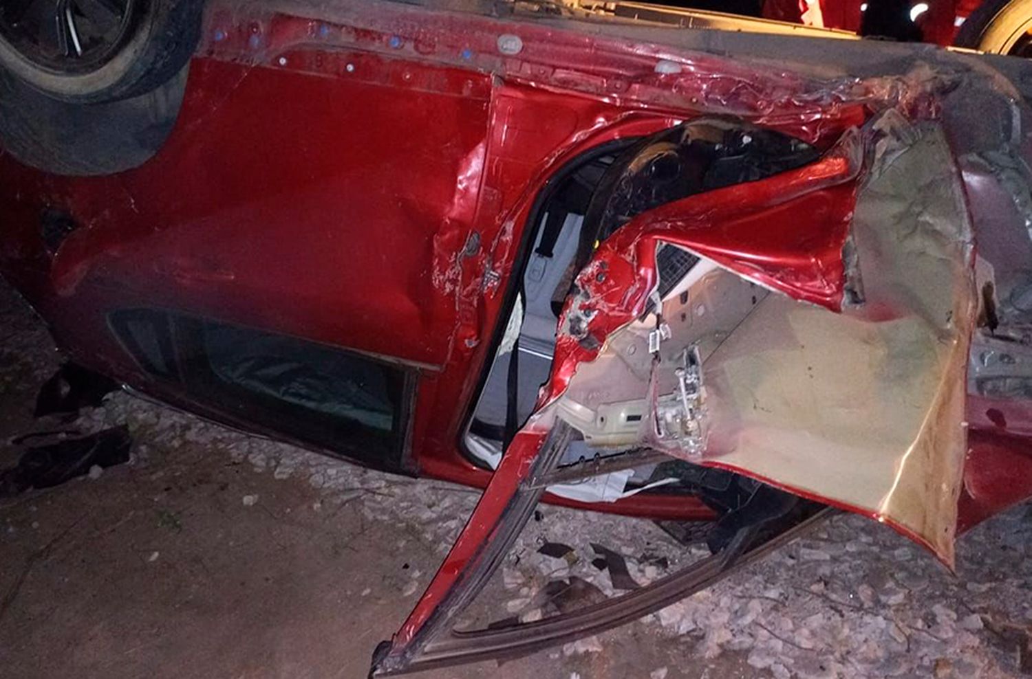 Bomberos rescataron a un hombre de su auto, tras volcar