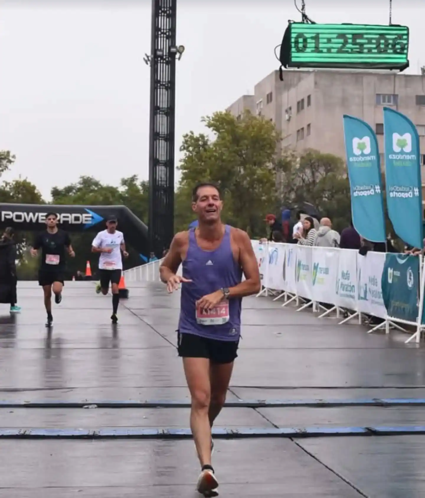 Fernando Llanos, entre los 50 mejores de la Media Maratón de Mendoza que reunió a más de 2.500 corredores