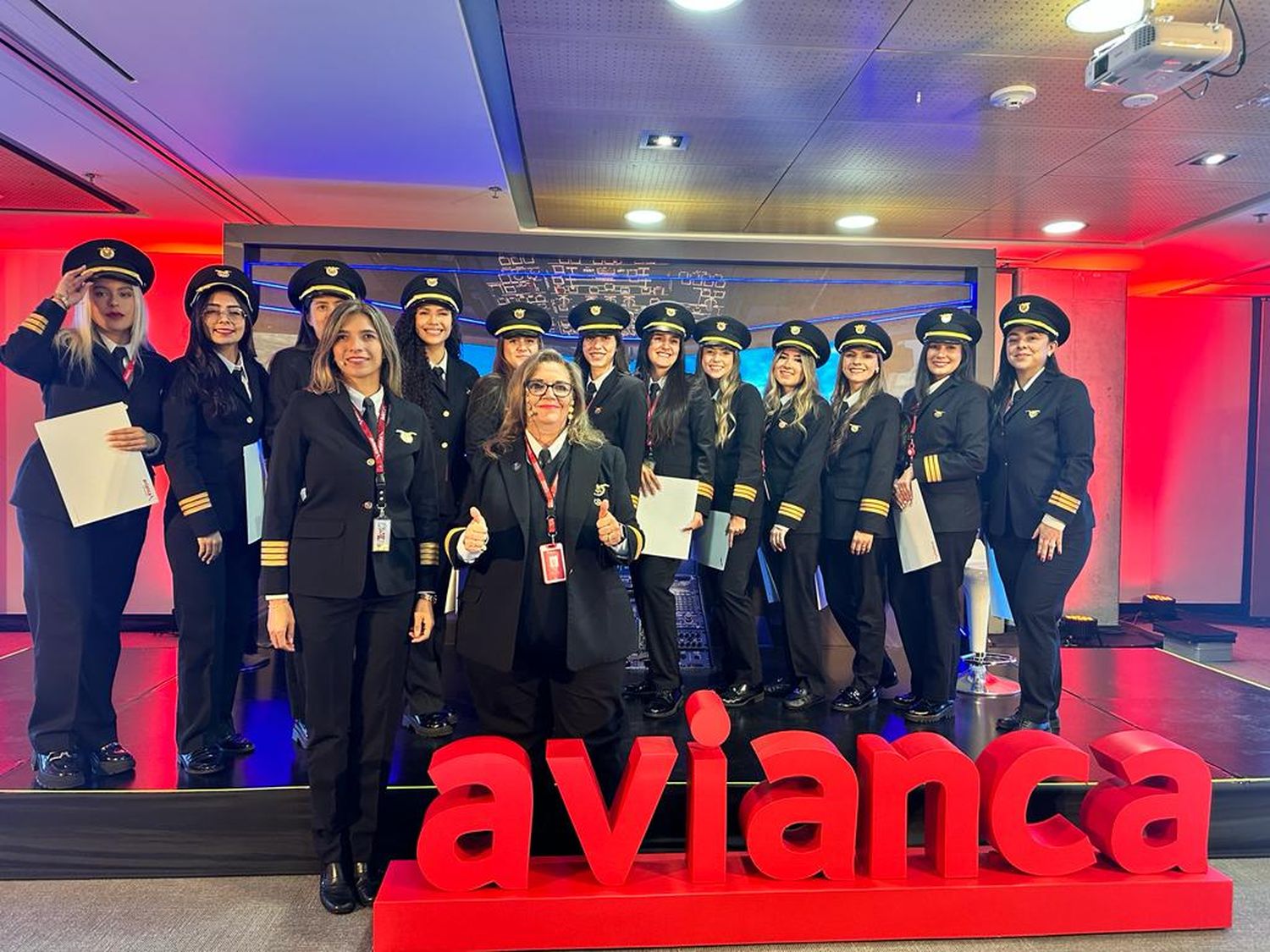 avianca completa el primer curso de pilotos exclusivo para mujeres y lanza programa de becas