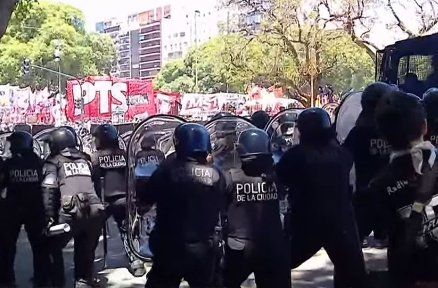 Manifestantes derribaron vallas y atacaron con pedradas a Infantería