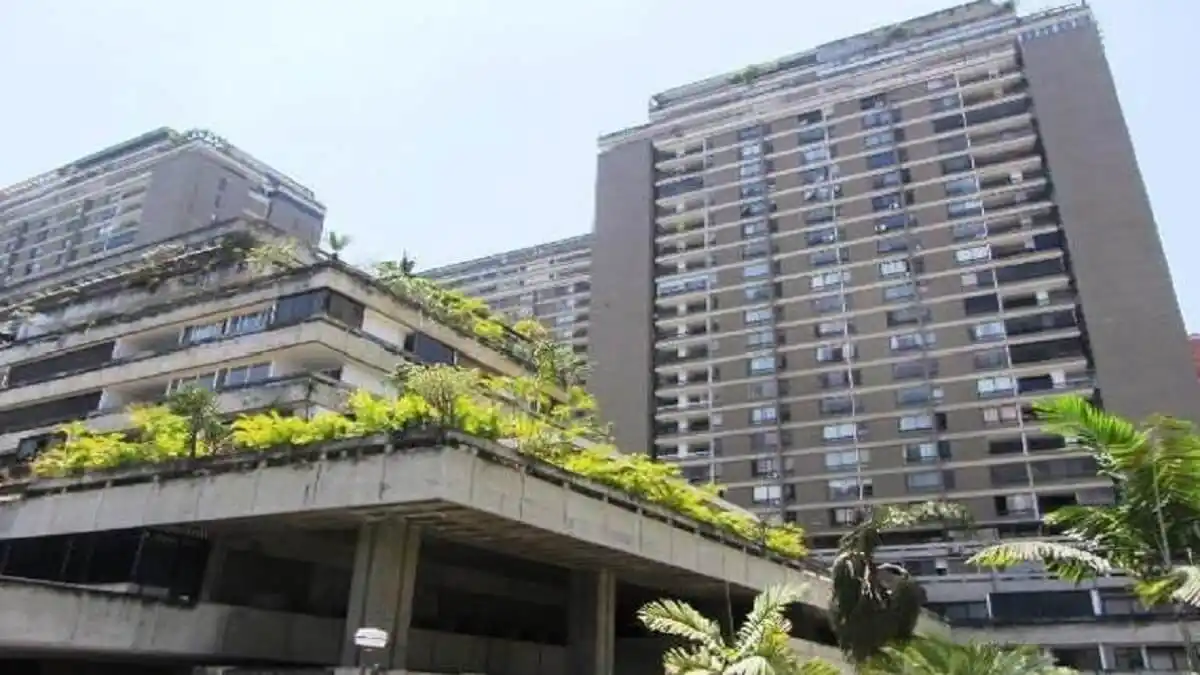 CRUELDAD SIN LÍMITE: discute con su vecino y lanza al perrito desde lo alto de un edificio (+Fotos)