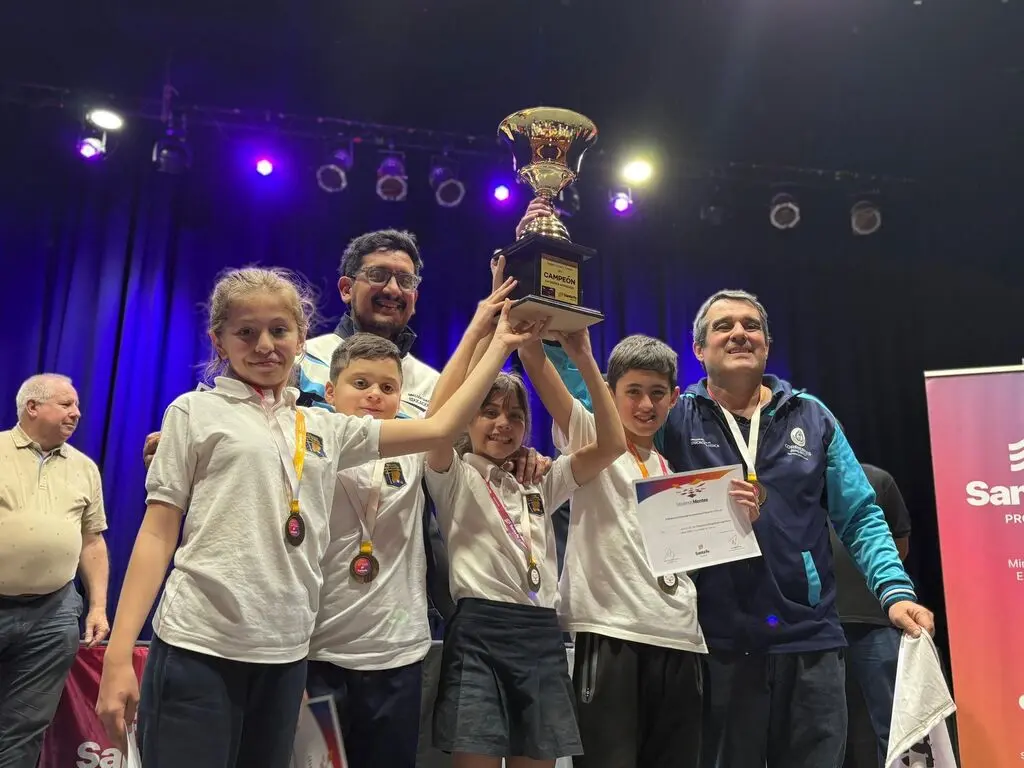 Reciben el trofeo los ganadores del Campeonato Interprovincial de Ajedrez Escolar de la Región Litoral y Centro