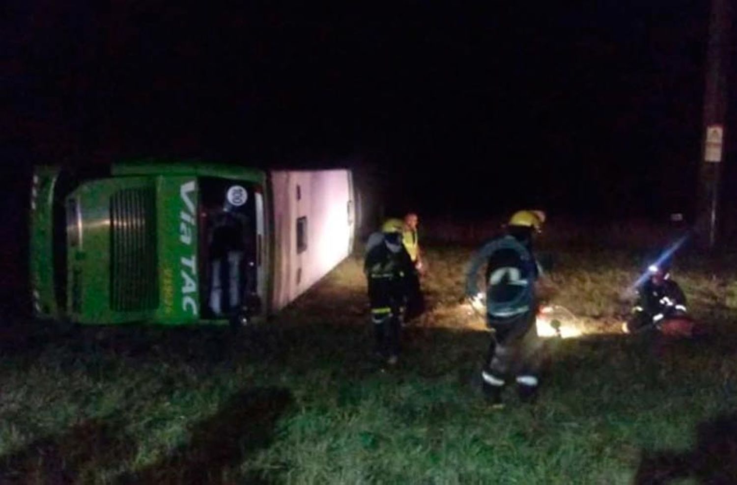 Un muerto y más de 30 heridos al volcar un micro de larga distancia cerca de Miramar