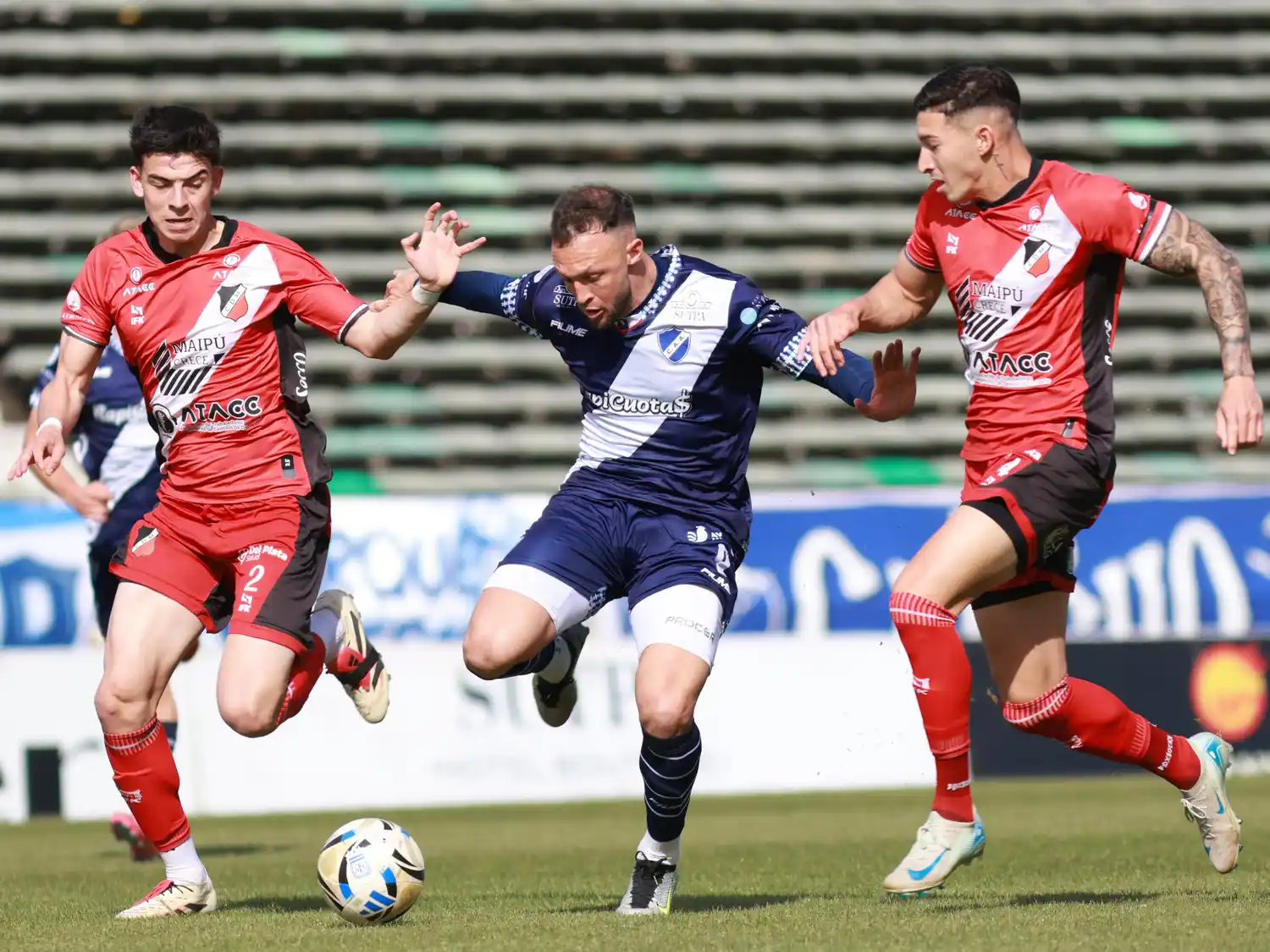 Joaquín Susvielles escapando de una doble marca